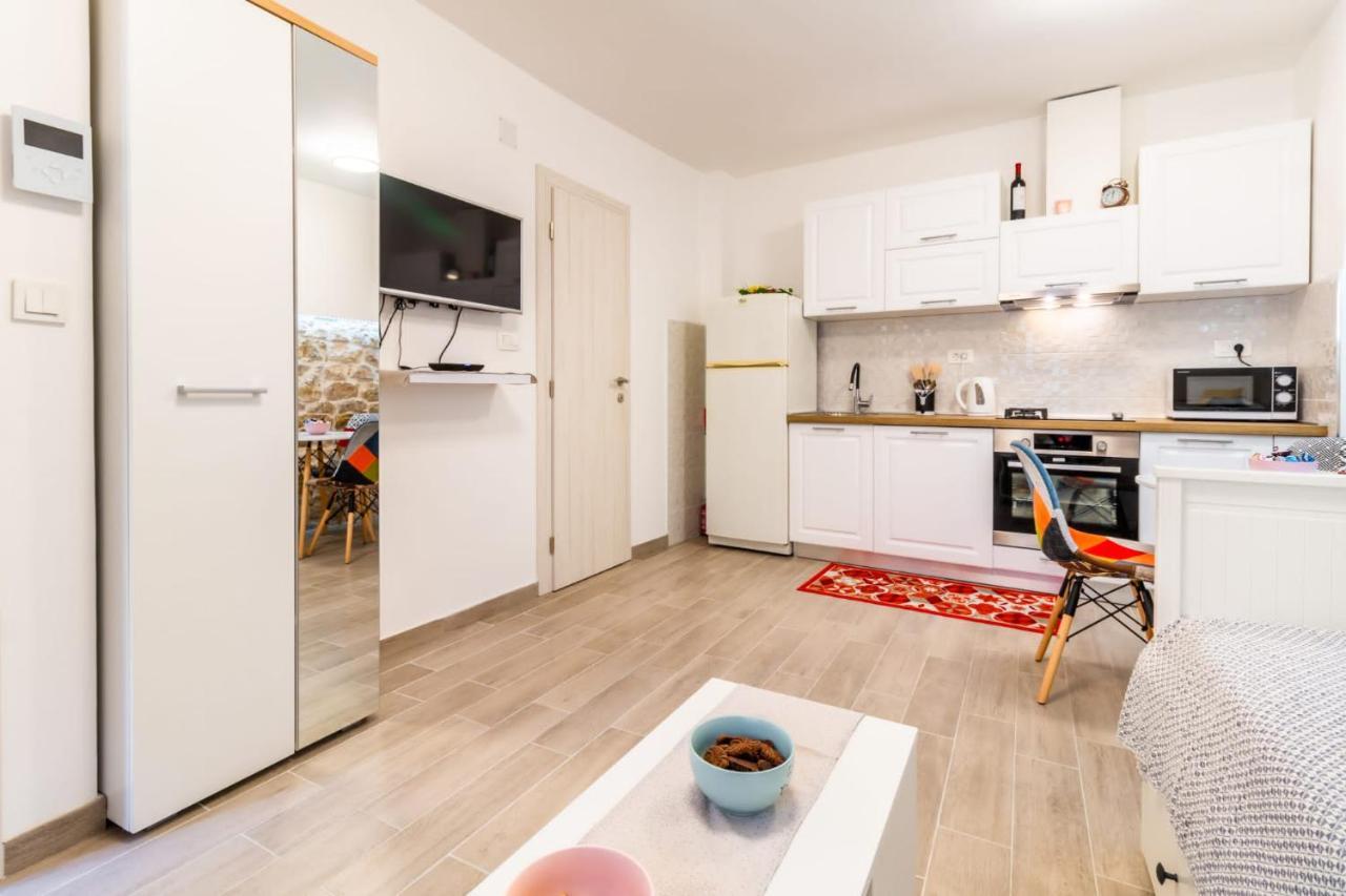 Studio Apartman Mirela Kastel Stafilic Kaštela エクステリア 写真