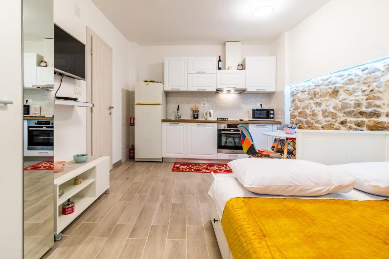 Studio Apartman Mirela Kastel Stafilic Kaštela エクステリア 写真