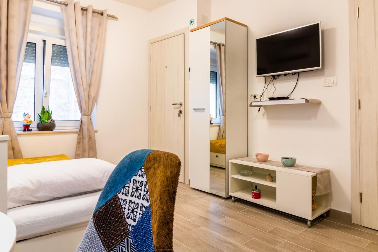 Studio Apartman Mirela Kastel Stafilic Kaštela エクステリア 写真
